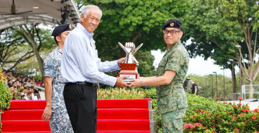Then-Minister for Defence Dr Ng Eng Hen presenting the Best NS Armour Unit award to LTC(NS) Chan