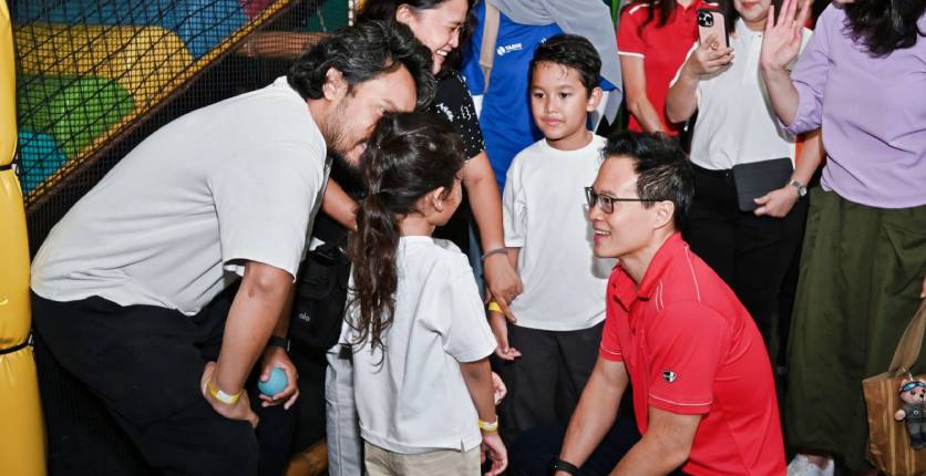 Mr Desmond Choo at SAFRA Jurong meeting families